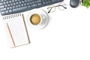 Weiß Büro Schreibtisch Tisch, leer Notizbuch mit Laptop und schwarz Kaffee. foto