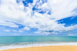 schön Strand und Meer mit Blau Himmel Hintergrund beim Mai khao Strand Phuket, Thailand. Reise Zeit Konzept. foto