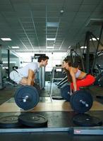 Mann und Frau Arbeiten aus beim das Fitnessstudio foto