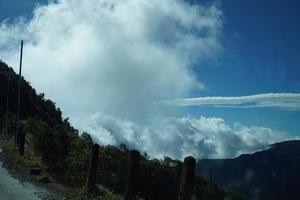 Wolke im Blau Himmel im Berg beim Seide Route sikkim foto