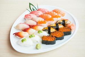 Sushi auf weißem Teller