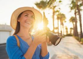 Frau nehmen Fotos draußen