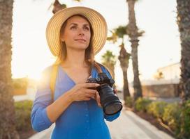 Frau nehmen Fotos draußen