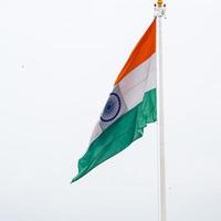 Indien-Flagge, die hoch am Connaught-Platz mit Stolz auf den blauen Himmel fliegt, Indien-Flagge flattert, indische Flagge am Unabhängigkeitstag und Tag der Republik Indien, Schuss nach oben geneigt, indische Flagge schwenkend, Har Ghar Tiranga foto