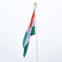 Indien-Flagge, die hoch am Connaught-Platz mit Stolz auf den blauen Himmel fliegt, Indien-Flagge flattert, indische Flagge am Unabhängigkeitstag und Tag der Republik Indien, Schuss nach oben geneigt, indische Flagge schwenkend, Har Ghar Tiranga foto