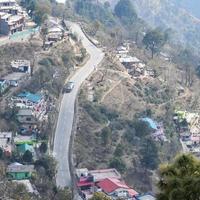 luftaufnahme von verkehrsfahrzeugen, die auf bergstraßen in nainital, uttarakhand, indien, fahren, blick von der oberseite des berges für die bewegung von verkehrsfahrzeugen foto