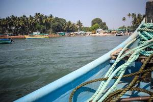 tolle Aussicht von Über lange Schwanz Motor- Boot im arabisch Meer im goa, Indien, Ozean Aussicht von hölzern Boot mit alt Seile foto