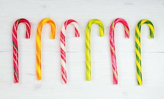 Weihnachten Süßigkeiten Stock auf ein hölzern Hintergrund foto