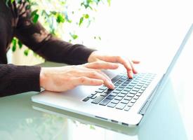 Männer Büro Arbeiter Tippen auf das Tastatur foto