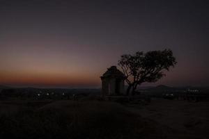 Sonnenuntergang beim Hämakuta Hügel im Hampi, Karnataka, Indien foto