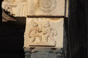 gültig und Zuckereva im Kampf im Vijaya Vithala Tempel im Hampi , Indien foto