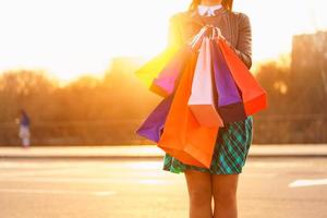 Frau halten ihr Einkaufen Taschen im ihr Hand foto