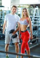 Mann und Frau Arbeiten aus beim das Fitnessstudio foto