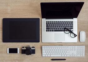 Geschäft Arbeitsplatz mit Laptop und Gadgets auf hölzern Hintergrund foto