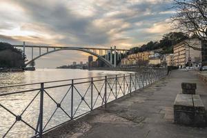 ponte da Arrabida, Brücke Über das douro, im porto Portugal. foto
