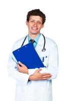 Porträt von ein lächelnd männlich Arzt halten ein Notizblock auf Weiß foto