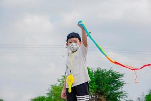 Chonburi, Thailand, 9, April, 2018 Chinesisch Nachkommenschaft Reinigung Grab und Angebot Gebete zu Vorfahren während im Qingming Festival , Grabfegen Tag foto