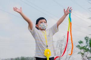 Chonburi, Thailand, 9, April, 2018 Chinesisch Nachkommenschaft Reinigung Grab und Angebot Gebete zu Vorfahren während im Qingming Festival , Grabfegen Tag foto