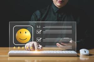 Kunden Befriedigung Umfrage. männlich mit das Anwendung online gab ein 5 Sterne Bewertung mit glücklich Lächeln Emoji. Ideen zum auswerten Kunde Bedienung Produkt Qualität Befriedigung Rezension Beste Qualität foto