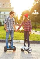 jung Paar Reiten Hoverboard foto