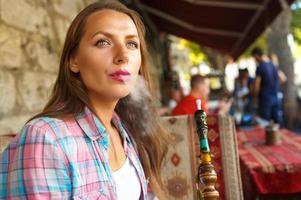 Frau Rauchen ein Shisha und entspannend im das Cafe, Istanbul, Truthahn foto