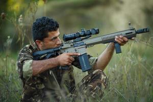 jung männlich Soldat mit Maschine Gewehr foto