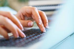 Frau Büro Arbeiter Tippen auf das Tastatur foto