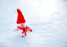 glücklicher Schneemann, der in der Winterweihnachtslandschaft steht foto