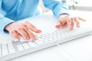 Männer Büro Arbeiter Tippen auf das Tastatur foto