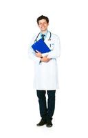 voll Länge Porträt von ein lächelnd männlich Arzt halten ein Notizblock auf Weiß foto