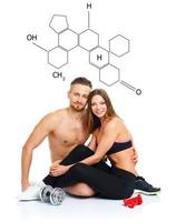 sportlich Paar - - Mann und Frau nach Fitness Übung Sitzung mit Hanteln auf das Weiß mit das chemisch Formel auf Hintergrund foto
