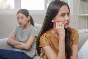 unzufrieden lesbisch, lgbt asiatisch jung zwei Frauen, Mädchen Fröhlich, Paar Liebe Kampf auf Sofa, Beziehung ist im Problem. anders Menschen sind wütend und verwenden Emotionen beim jeder andere, Ausdruck von Enttäuscher. foto