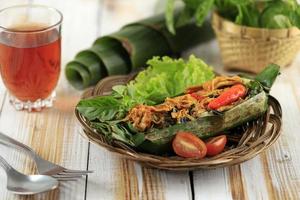 nasi Bakar Ayam suwir kemangi, gedämpft Reis mit rühren braten würzig geschreddert Hähnchen foto