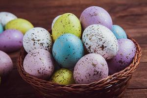 Pastell- Ostern Eier Hintergrund. Frühling großartig Karte. Ostern Eier im Korb foto