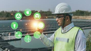 Ingenieur zeigen Finger oder Hand mit ein Symbol von Energie mit ein Solar- Zelle foto