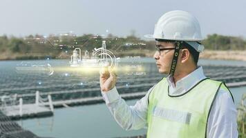 Ingenieur zeigen Finger oder Hand mit ein Symbol von Energie mit ein Solar- Zelle foto