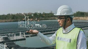 Ingenieur zeigen Finger oder Hand mit ein Symbol von Energie mit ein Solar- Zelle foto