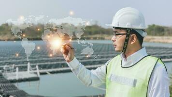 Ingenieur zeigen Finger oder Hand mit ein Symbol von Energie mit ein Solar- Zelle foto