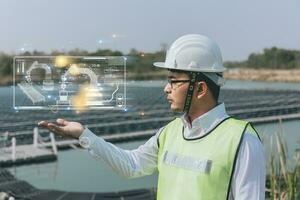 Ingenieur zeigen Finger oder Hand mit ein Symbol von Energie mit ein Solar- Zelle foto