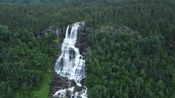 Wasserfall in den Bergen. Natur im Freien in Norwegen foto