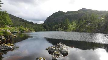 Berglandschaft und Fjord, Norwegen foto