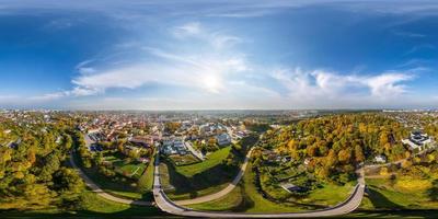 Luftbild voller nahtloser kugelförmiger Hdri 360-Grad-Panoramablick aus großer Höhe auf roten Dächern des historischen Zentrums der alten Großstadt in gleichwinkliger Projektion. kann als Himmelsersatz für Drohnenaufnahmen verwendet werden foto