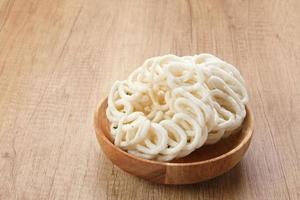 krupuk oder Kerupuk, Indonesien traditionell Cracker, gemacht von Mehl und Gewürze foto