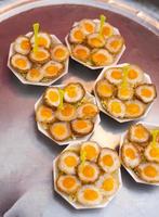 viele gebraten Wachtel Eier, mit Besteck eingefügt in Weiß Schaum Tassen. foto