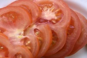 geschnitten Tomaten. Gemüse Füllung. Tomaten im das Küche. foto