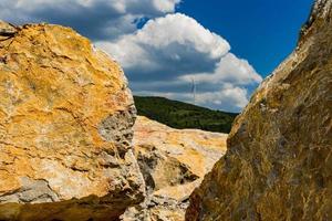 Steinblöcke an der Donauschlucht in Djerdap an der serbisch-rumänischen Grenze foto