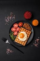 köstlich herzhaft Frühstück bestehend aus von ein gebraten Ei, Belgier Waffel foto