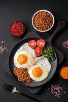 köstlich herzhaft Frühstück bestehend aus von zwei gebraten Eier, Dosen- Linsen und Microgreens foto