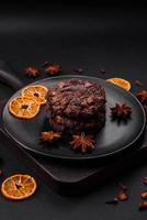 köstlich frisch Haferflocken runden Kekse mit Schokolade auf ein schwarz Keramik Teller foto