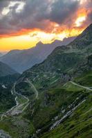 ein Panorama von ein bestehen Straße während Sonnenuntergang, das Himmel ist Orange foto